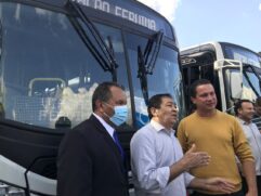 Prefeito Aprígio (centro) durante a entrega dos novos veículos