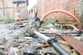 De acordo com dados oficiais, cerca de 35 milhões de pessoas residem em áreas sem acesso à rede de água potável