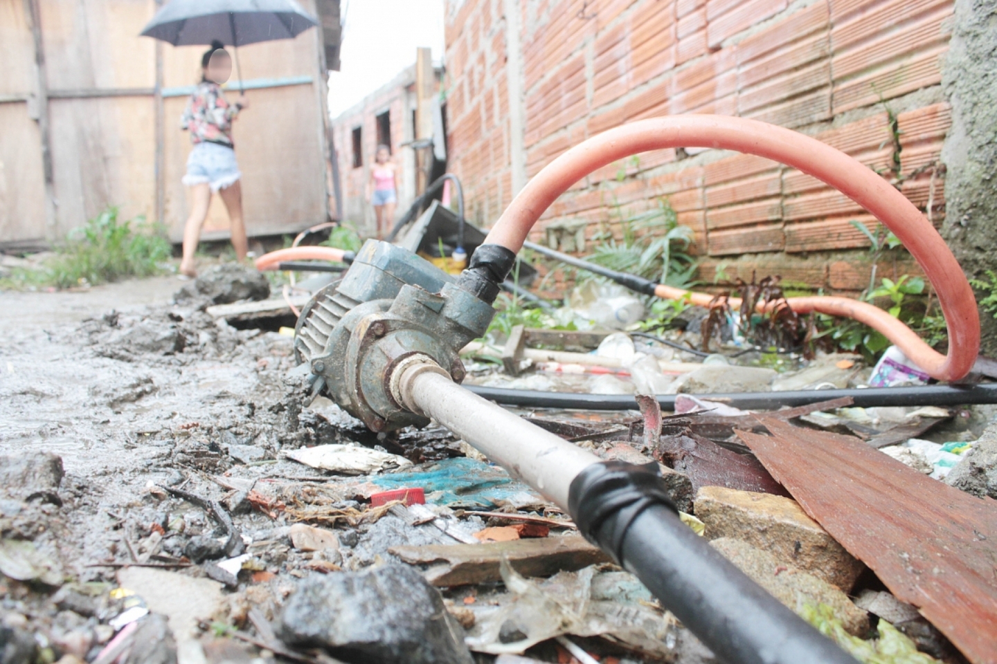 De acordo com dados oficiais, cerca de 35 milhões de pessoas residem em áreas sem acesso à rede de água potável
