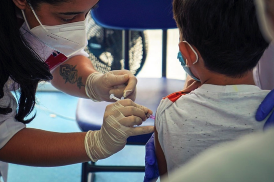 A ação denominada "Atualização da Caderneta de Vacinação da Criança e do Adolescente" visa aumentar a cobertura vacinal e a maior proteção dos munícipes