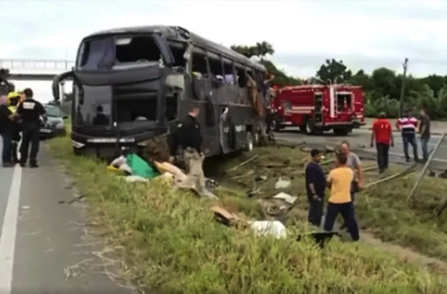Ônibus no acidente que matou Aleksandro, que formava a dupla com Conrado