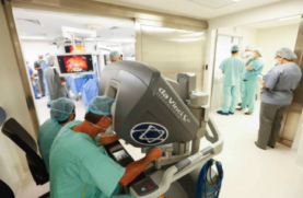 O cirurgião Sidney Klajner, presidente do hospital Albert Einstein; maneja o robô durante a cirurgia bariátrica no Hospital Vila Santa Catarina, na zona sul de São Paulo
