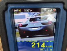 Radar flagrando carro de luxo a 214km por hora