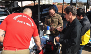 O prefeito de Porto Feliz, Dr. Cássio, acompanhando a chegada dos equipamentos