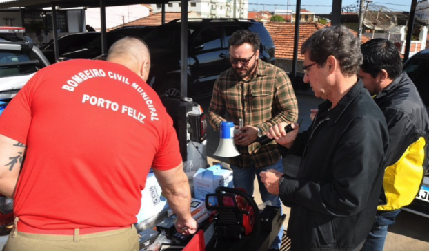 O prefeito de Porto Feliz, Dr. Cássio, acompanhando a chegada dos equipamentos