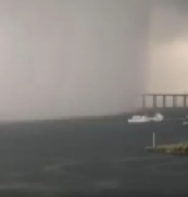 Tempestade 'engole' Ponte Rio-Niterói; veja vídeo
