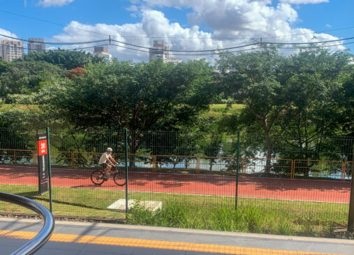 Ciclovia Franco Montoro, às margens do Rio Pinheiros, em SP