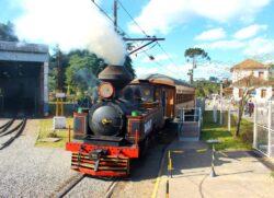 Locomotiva histórica volta aos trilhos no Vale do Paraíba