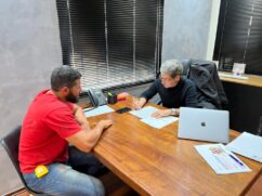 O prefeito de Porto Feliz, Dr. Cássio, na assinatura do convênio