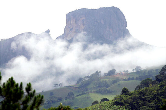 Monumento Natural da Pedra do Baú, em área de proteção ambiental