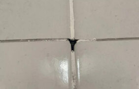 Câmera de segurança localizada escondida no rejunte dos azulejos
