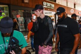 Machine Gun Kelly Atende fãs na saída da Galeria do Rock em São Paulo.