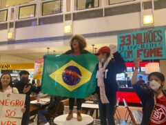 Manifestação de trabalhadores sem-teto contra fim em shopping Iguatemi, em SP.