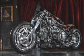 R 18 Magnífica é uma reinterpretação extrema da maxi cruiser alemã, na qual luxo, artesanato e nobreza dos materiais utilizados se encontram para formar uma motocicleta única
