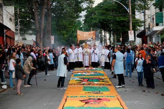 Tradicional procissão de Corpus Christi, em Taboão da Serra