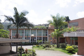 Fachada da Prefeitura de Embu das Artes; servidores devem ficar atentos ao recadastramento