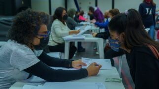 Prefeitura de Taboão da Serra entrega cartão que reúne benefícios e substitui Auxílio Moradia.