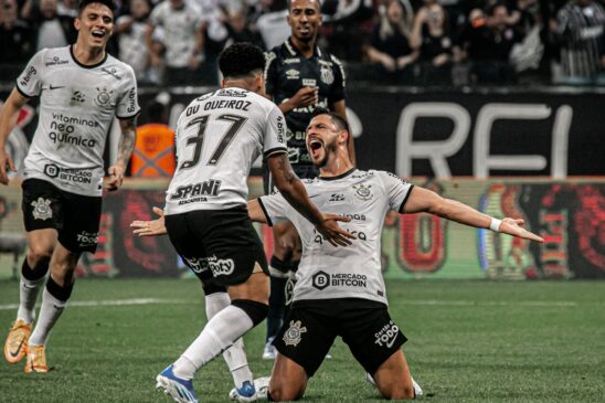 Corinthians atropela o Santos e encaminha a vaga para as quartas
