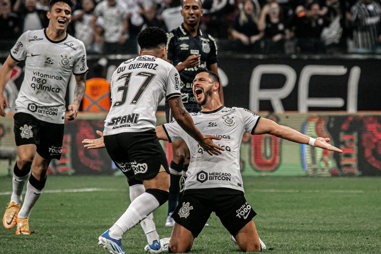 Corinthians atropela o Santos e encaminha a vaga para as quartas