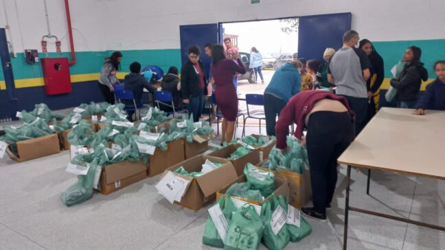 Entrega de uniformes na rede de escolas municipais