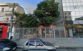Em São Paulo, o imóvel em oferta fica na região da Barra Funda, possui 489 m² de área construída e 872 m² de terreno