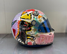 Capacete foi customizado pelo artista francês Jean-Baptiste Launay, conhecido como Jisbar