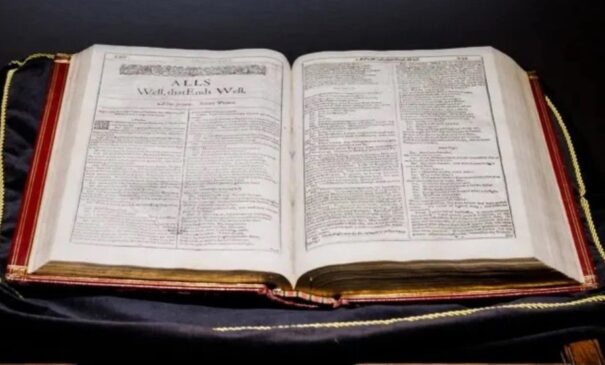 Edição a ser leiloada possui marcações entre as páginas feitas pelos primeiros donos do livro