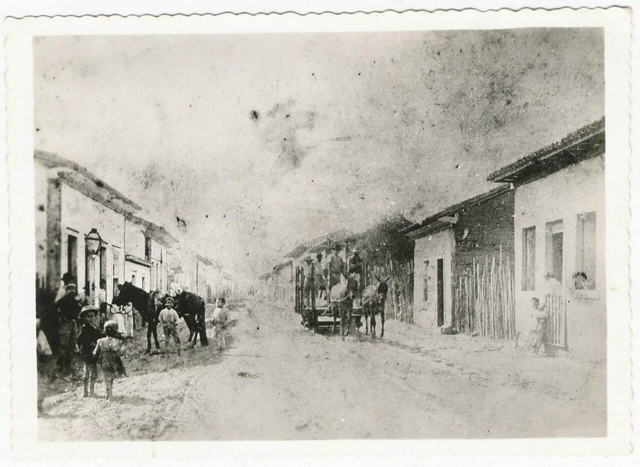 Vagão sobre trilhos, utilizado no transporte de cana de açúcar e puxado por uma parelha de burro, em Porto Feliz