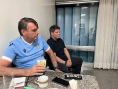 Bolsonaro com a camisa do Lazio e Mario Frias