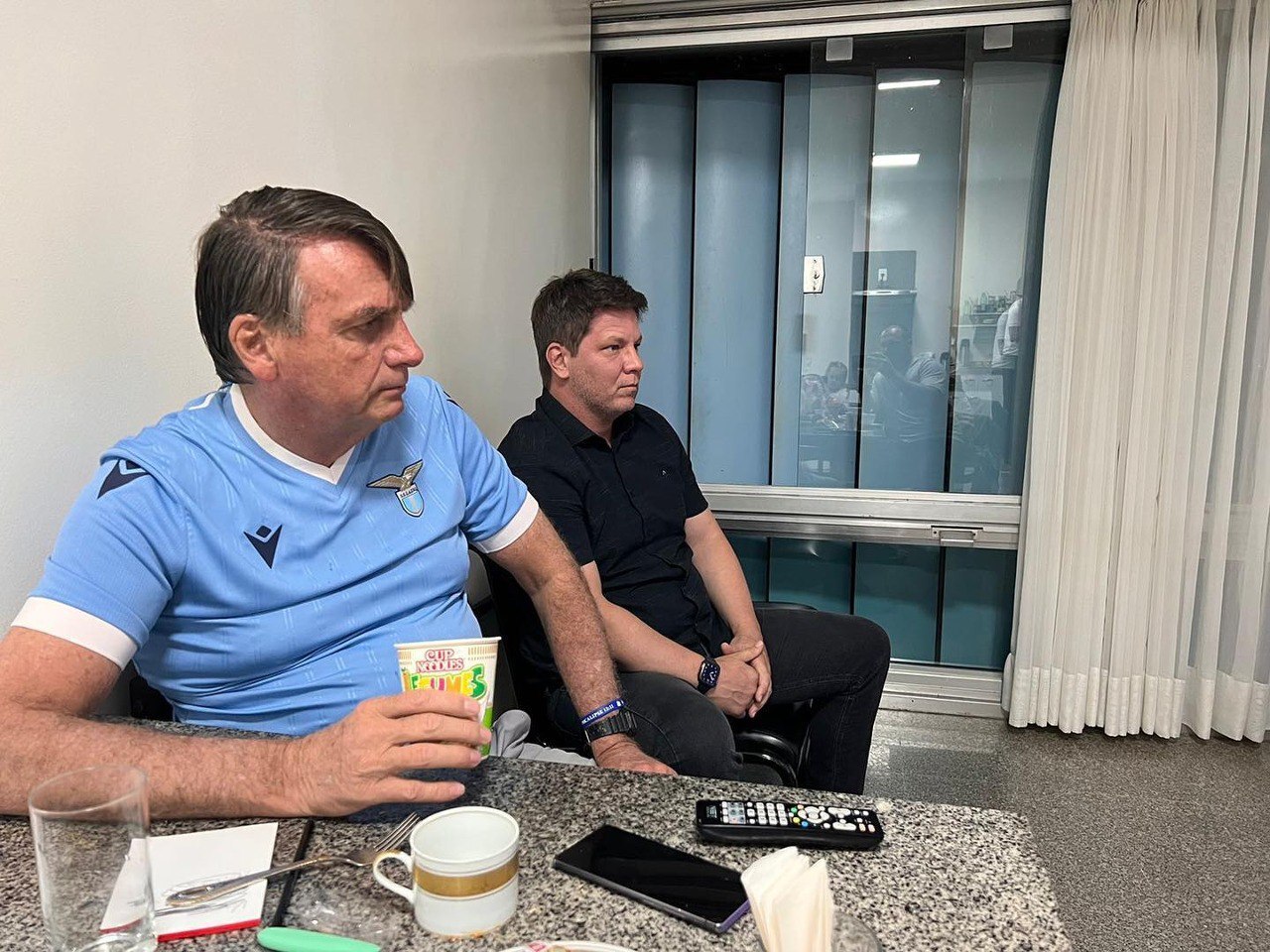 Bolsonaro com a camisa do Lazio e Mario Frias