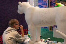 .Jaguar Parade, intervenção artística urbana que reúne esculturas de onças-pintadas estilizadas.