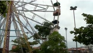 Homem e criança caem de roda-gigante
