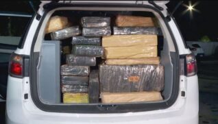 Polícia apreende meia tonelada de maconha em garagem de ônibus na capital