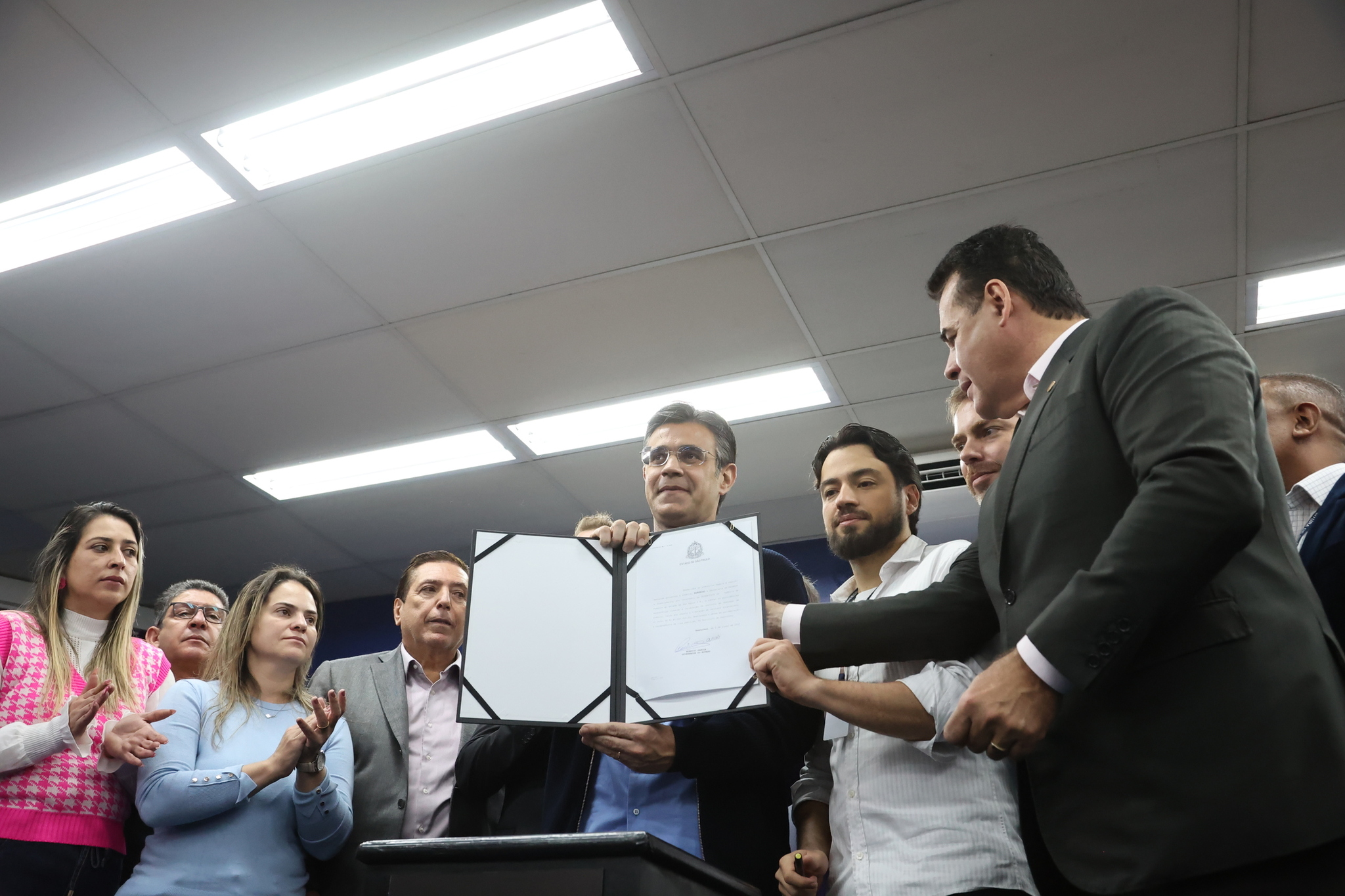 O governador Rodrigo Garcia liberou nesta quinta-feira (2) R$ 80 milhões para obras de pavimentação e recapeamento