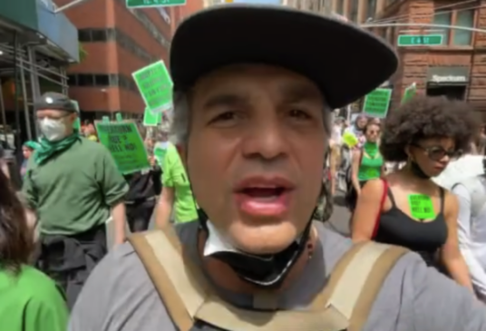 Mark Ruffalo manifesta apoio a Lula nas eleições.