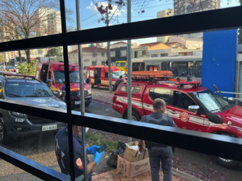 Equipes do Corpo de Bombeiros e Samu realizam resgate de vítimas de atentado dentro de ônibus em Piracicaba