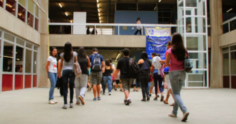 Candidatos no local de prova do vestibular