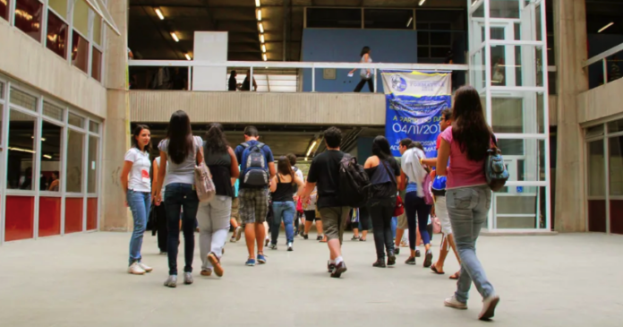 Candidatos no local de prova do vestibular