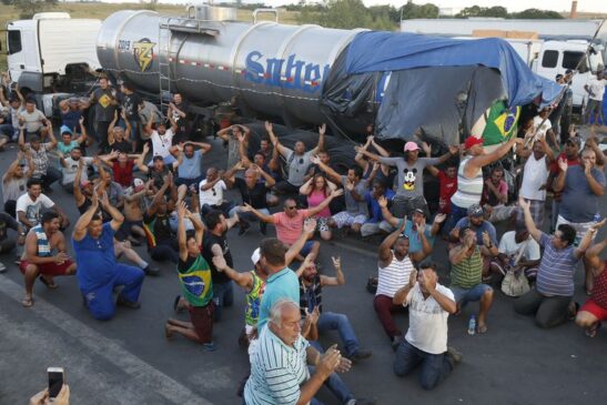 Em maio do ano passado, a greve dos caminhoneiros paralisou o País; muitas estradas foram bloqueadas