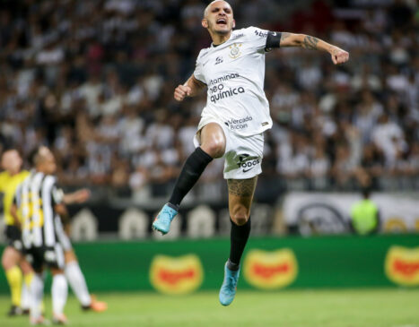 O Timão venceu por 2 a 1, com dois gols de Fábio Santos