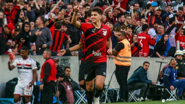 Vitor Bueno comemora gol contra o São Paulo pelo Brasileirão