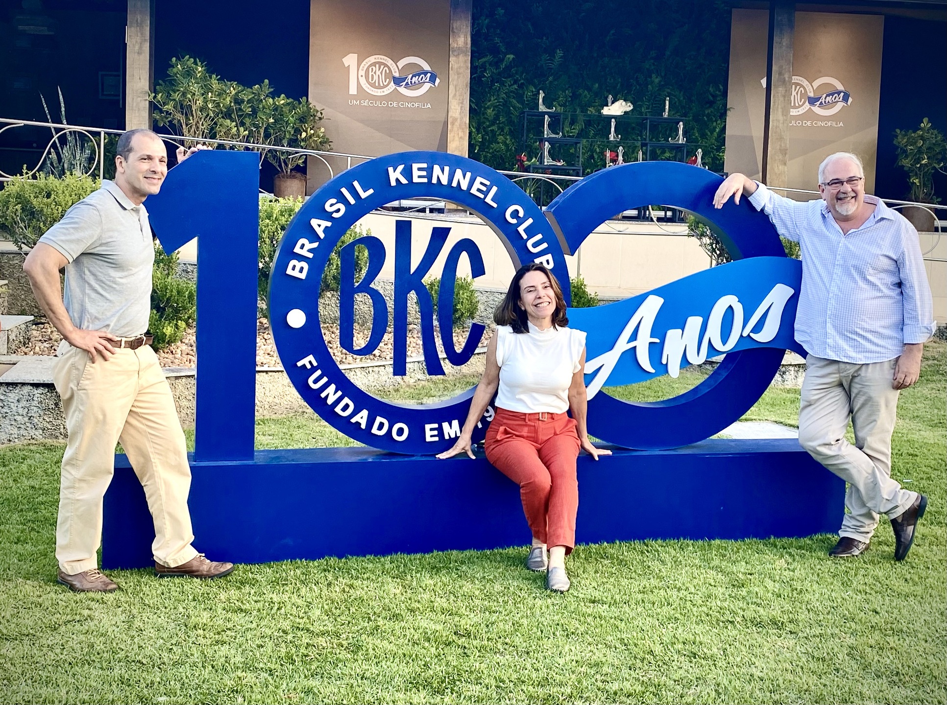 O Vice-presidente da CBKC, Dr. José Luiz Cunha de Vasconcelos, o Presidente da Federação Cinológica do Estado do RJ, Dr. Luiz Eduardo de Almeida e a Presidente do BKC, Márciade Viveiros Carrera.