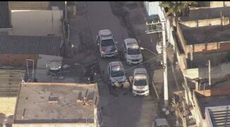 Viaturas da PM foram ao bairro Jardim Vassouras atender ocorrência que envolve três mulheres esfaqueadas por homem não identificado que fugiu. Caso ocorreu em Francisco Morato.