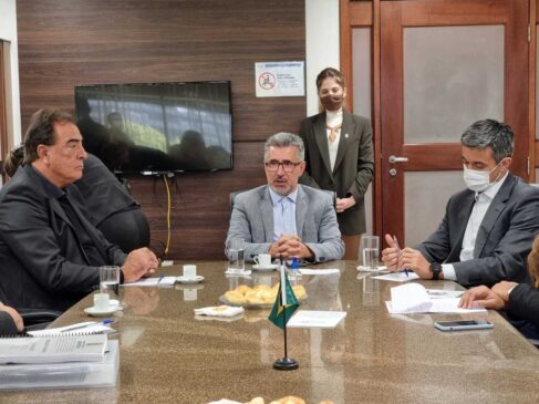 Adilson Amadeu, à esquerda, e João Antonio, ao centro, em reunião no TCMSP