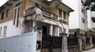 Mansão que pertence à 'mulher da casa abandonada'