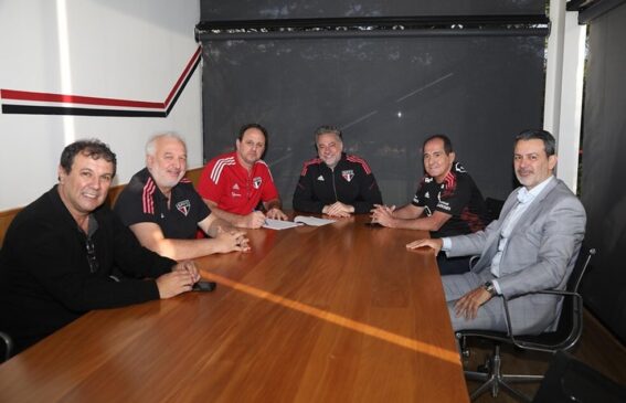Ceni e dirigentes do São Paulo em renovação do treinador