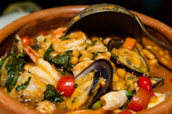 A gastronomia caiçara se caracteriza pela simplicidade, utilizando basicamente apenas ingredientes naturais