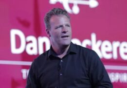 O ex-vice-presidente dos parques da Walt Disney World e autor da obra "Os segredos da Disney para encantar e fidelizar seus clientes", Dan Cockerell