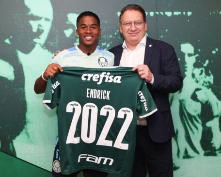 Endrick, atacante do Palmeiras, e o vice-presidente Paulo Buosi
