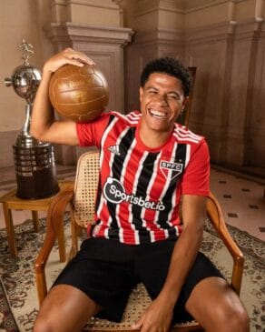 Gabriel Sara encaminha saída do São Paulo, rumo a Inglaterra